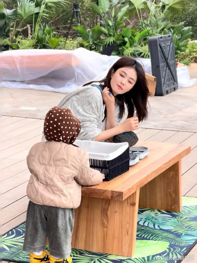 谁懂白鹿这个眼神白鹿软乎乎的眼神真的是太可爱了吧，看见萌娃的时候真的是跟我一模一