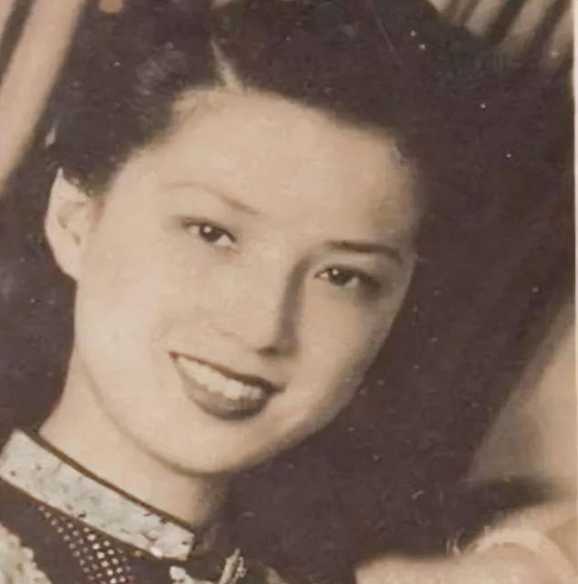 1930年，徐志摩探班民国女明星俞珊，聊得正欢时，俞珊突然想要小解，徐志摩便双手