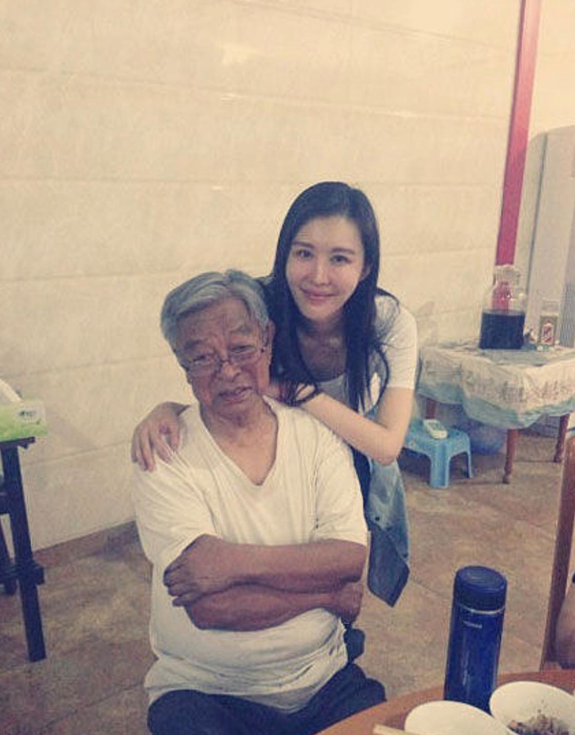 田朴珺确实很漂亮，仿佛吃了防腐剂。2014年，在王石的引荐之下，田朴珺采访褚时健