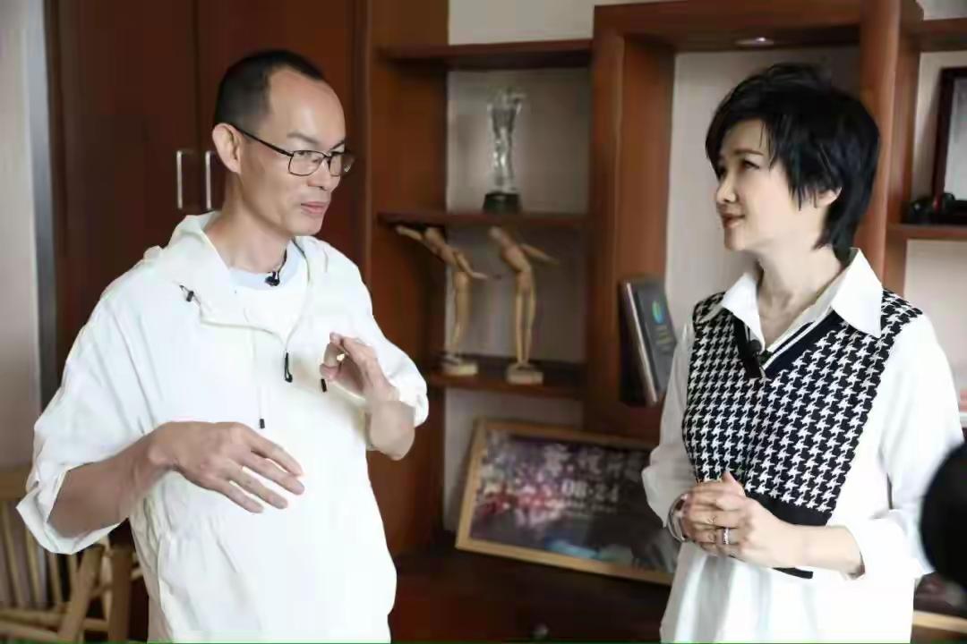 蓝鸿春：从凤凰编导到“阿嬷”导演《给阿嬷的情书》票房突破14亿