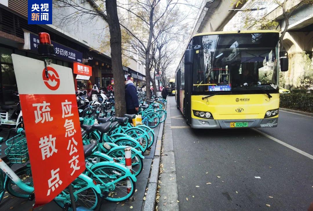 上海地铁11号线遭塔吊侵入 已启动5条应急公交线路疏散客流