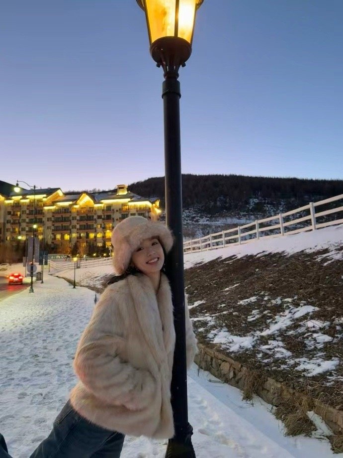 周也皮草雪地照周也皮草雪地照，小也最爱的冬天啊~在雪地里撒欢的小也好萌啊~