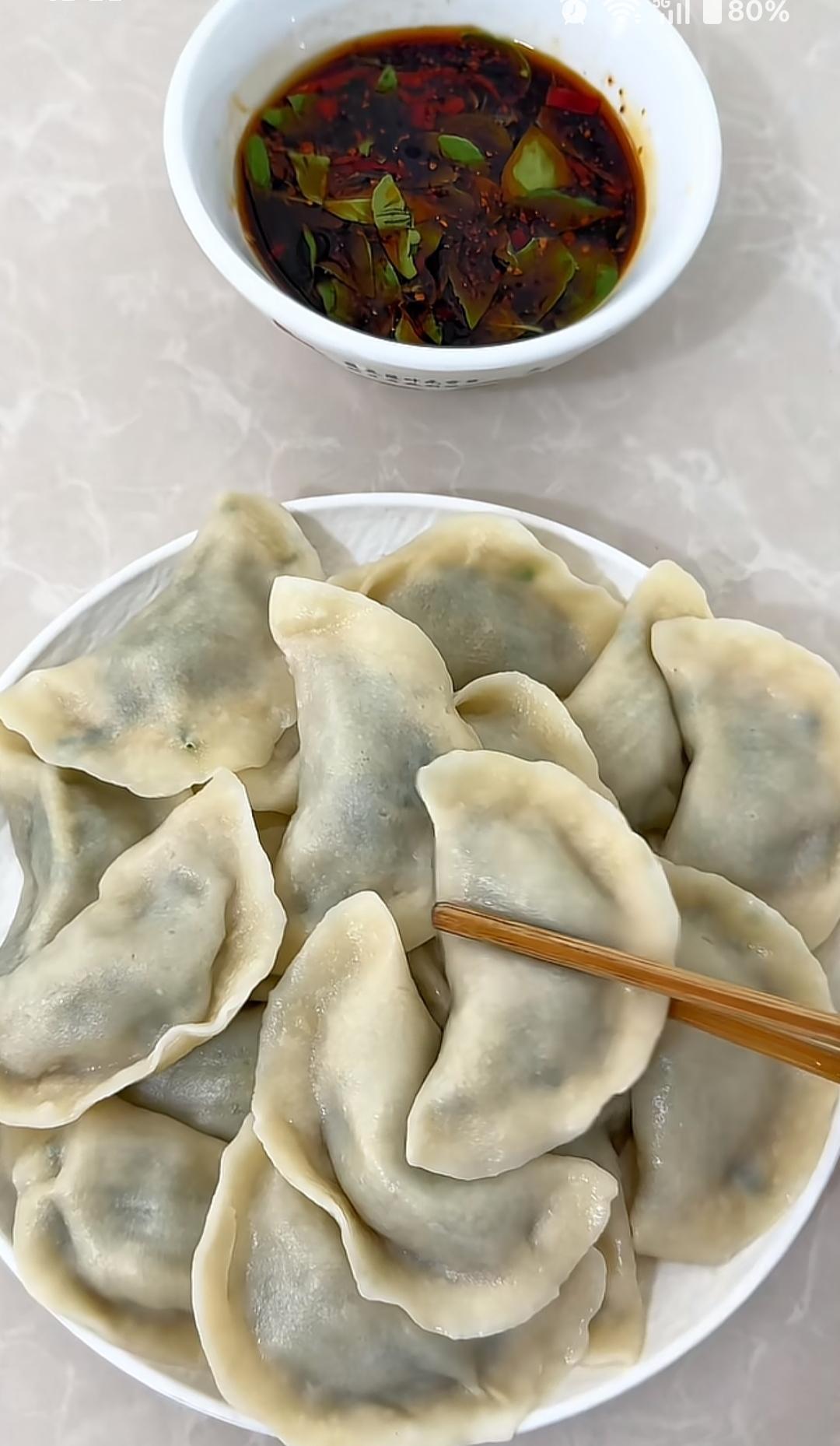 一碗饺子配一碗蘸料，真香！一看就是山东的扁食[呲牙笑]又大又长，还有哪里叫扁食，