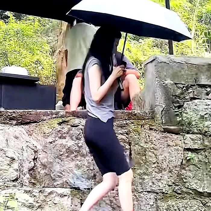 景甜被拍到穿了条紧身裤，照片里显得腿没那么长，紧身裤这东西吧，特别挑腿型