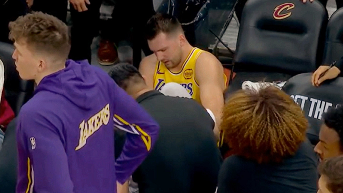 慢镜还原！东契奇意外受伤始末缘由，詹姆斯第一时间探望