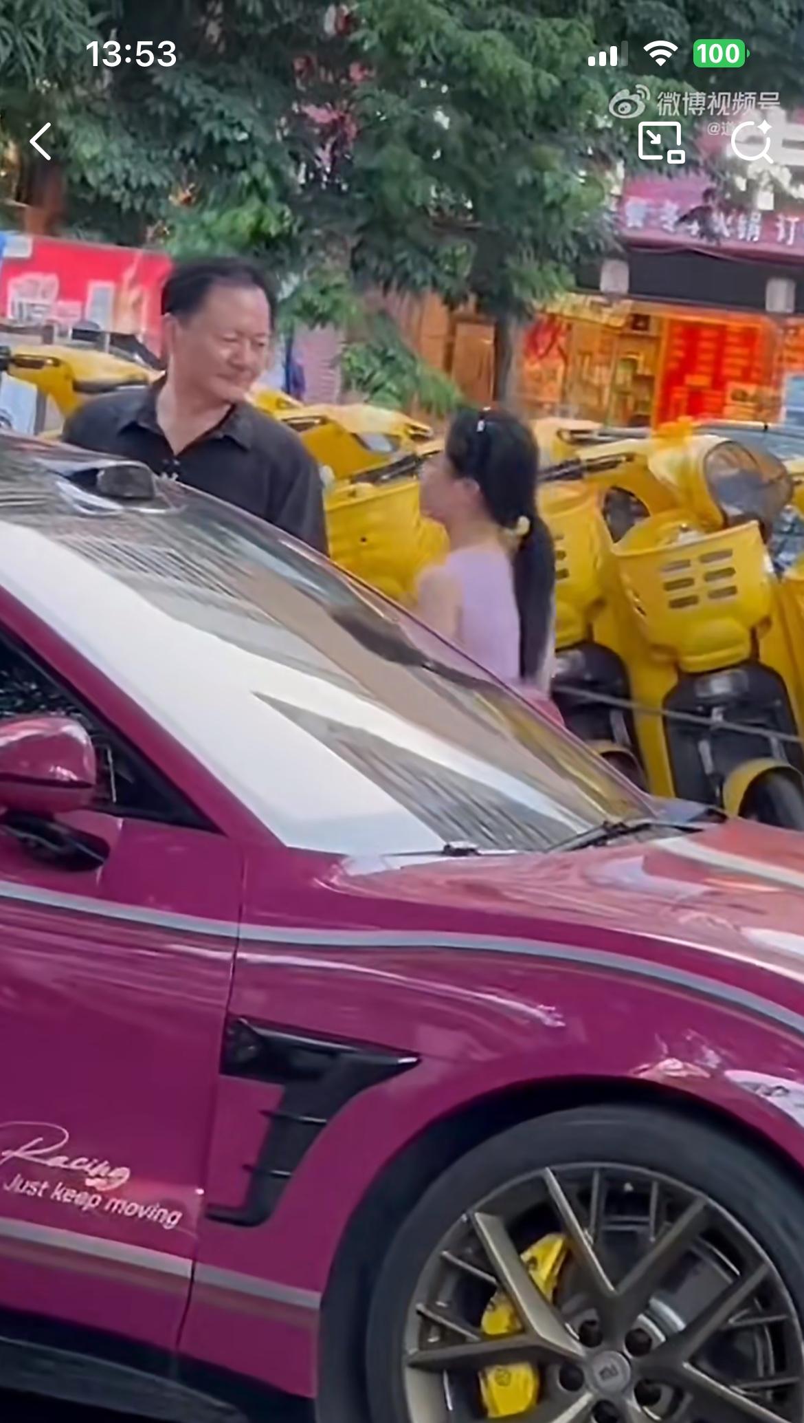 南宁街头，粉色连衣裙女大学生控诉被图中的男子拿假离婚证给骗了。她大学毕业，就跟着