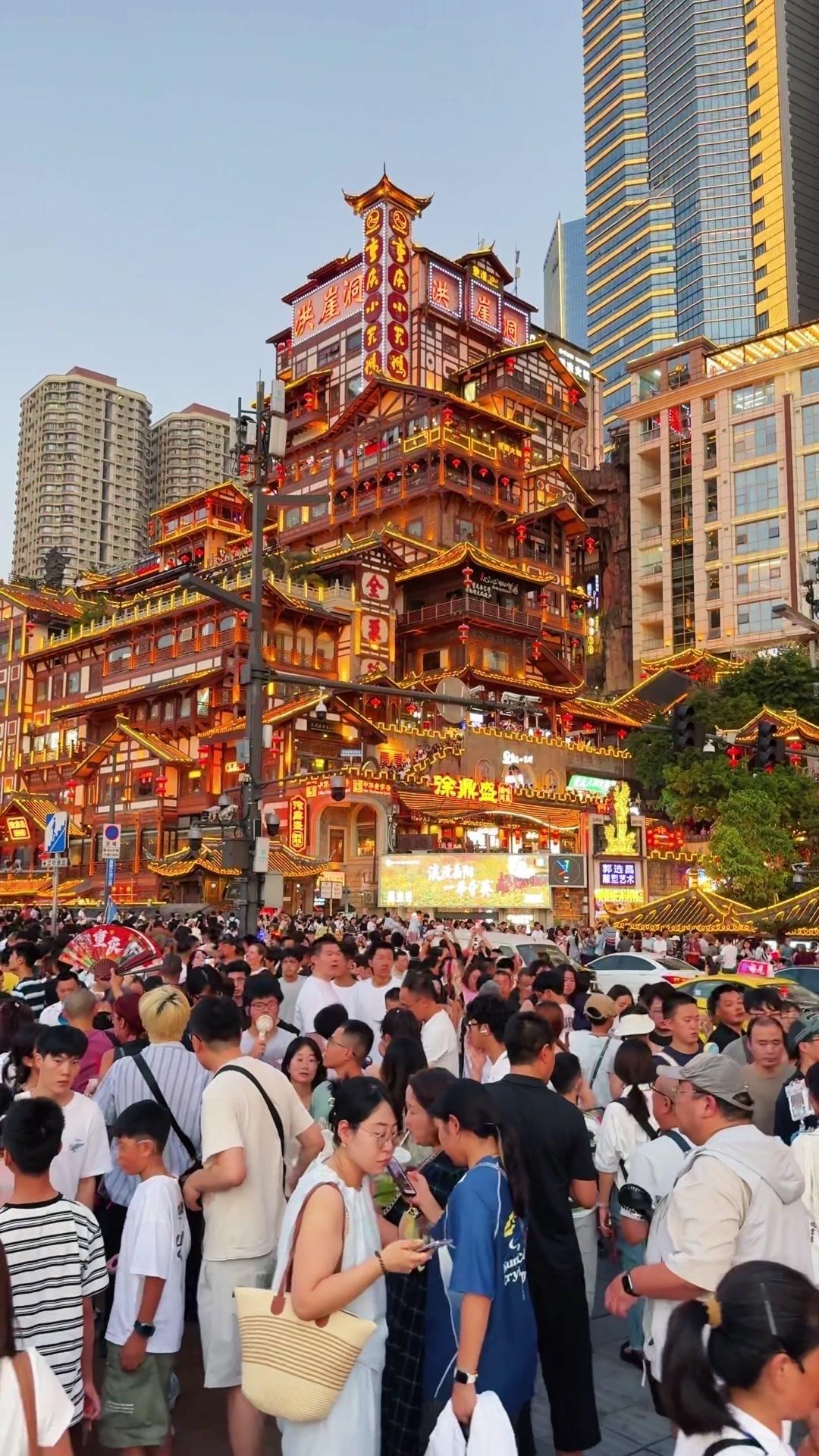 1️⃣8D魔幻山城：走在重庆的街头，导航都得“疯掉”，上坡下坎像玩过山车，明明在