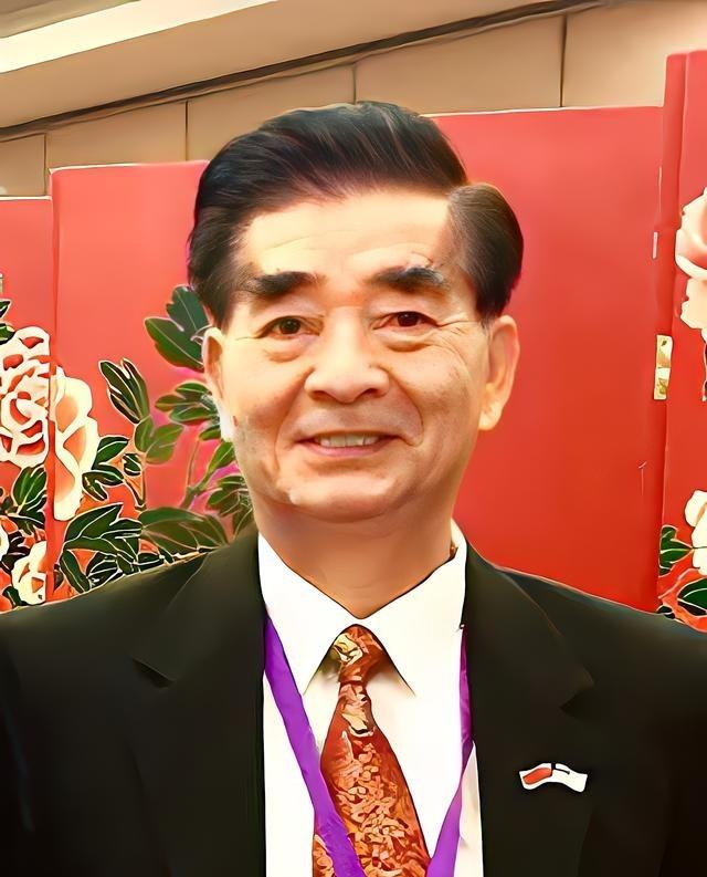 你敢信吗？一个被美国安插在中国潜伏了多年的间谍头子，居然是个天天笑眯眯、热心肠到