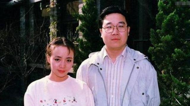 2003年，宋丹丹带着巴图参加爷爷的葬礼，却被拒之门外，前夫英达说：“谁让你们来