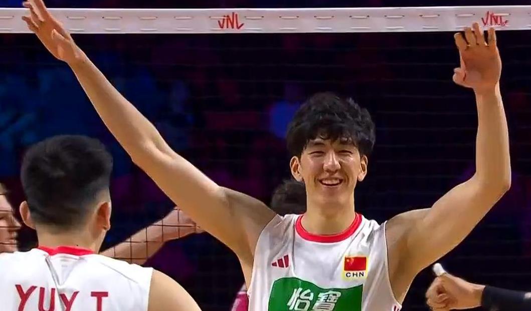 中国男排2：3美国男排，温子华成卧底20中5，江川11分！北京时间6月26日，
