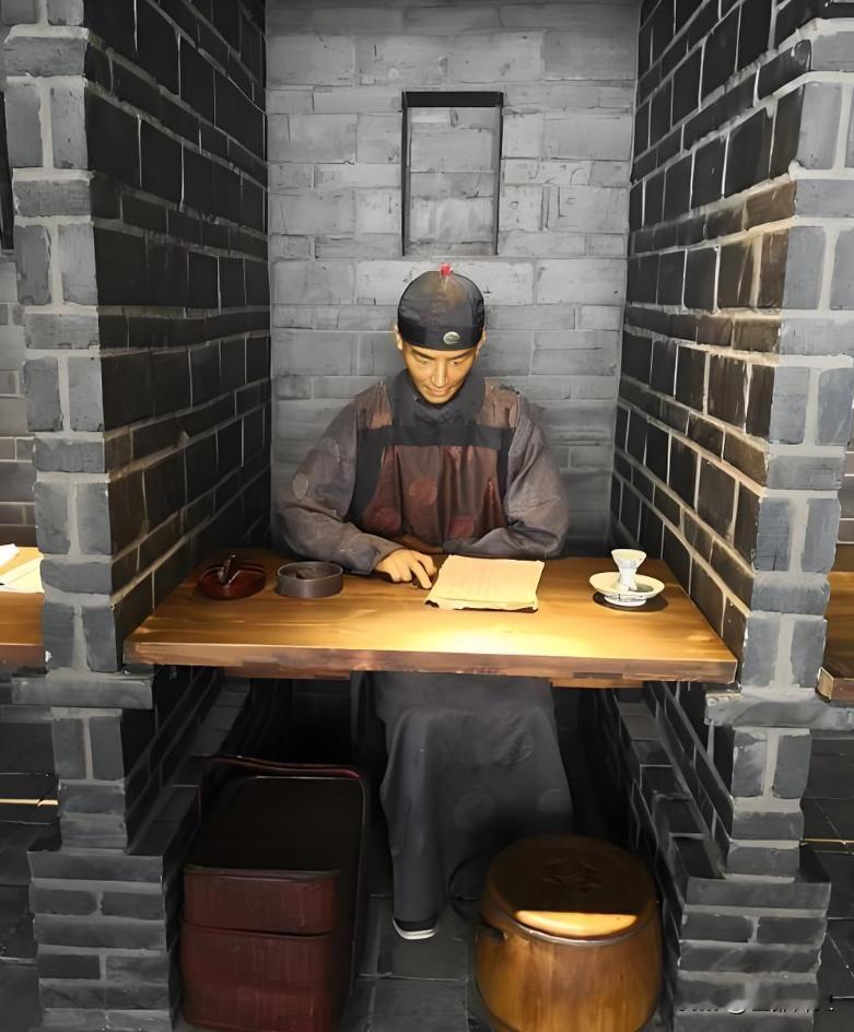 科举考场内，不按常理答题，搞不好真要丢了脑袋。乾隆三十三年浙江乡试，临安县54