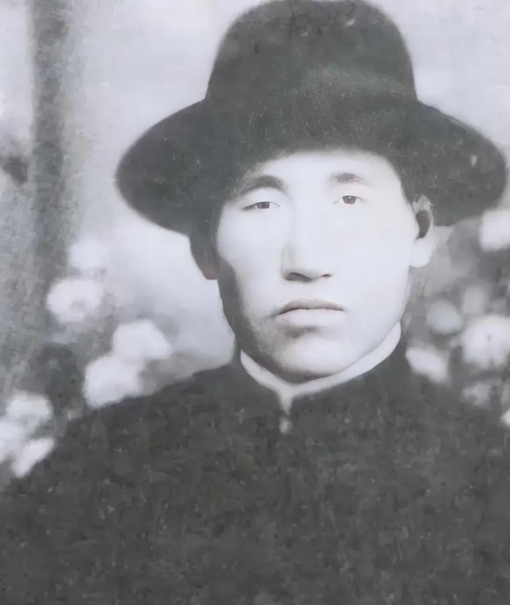 1944年，抗联战士杜希刚正要睡下，院外的狗突然叫起来，他刚想翻身下床，谁知几个