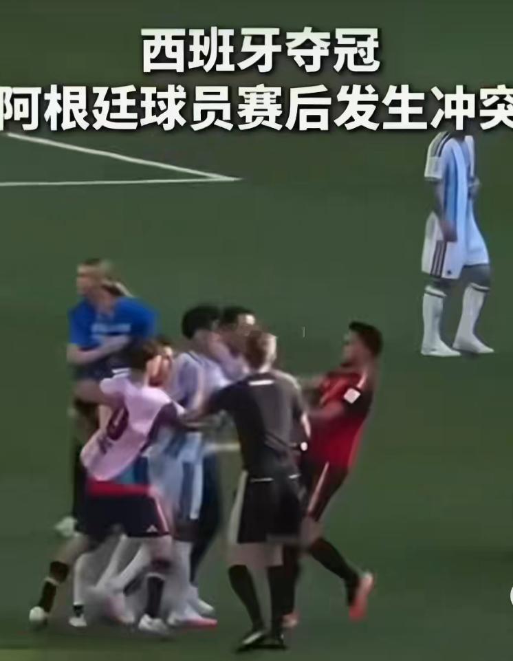 阿根廷队无法接受输掉决赛的事实这有啥无法接受的，技不如人，既然无法接受，那就解散