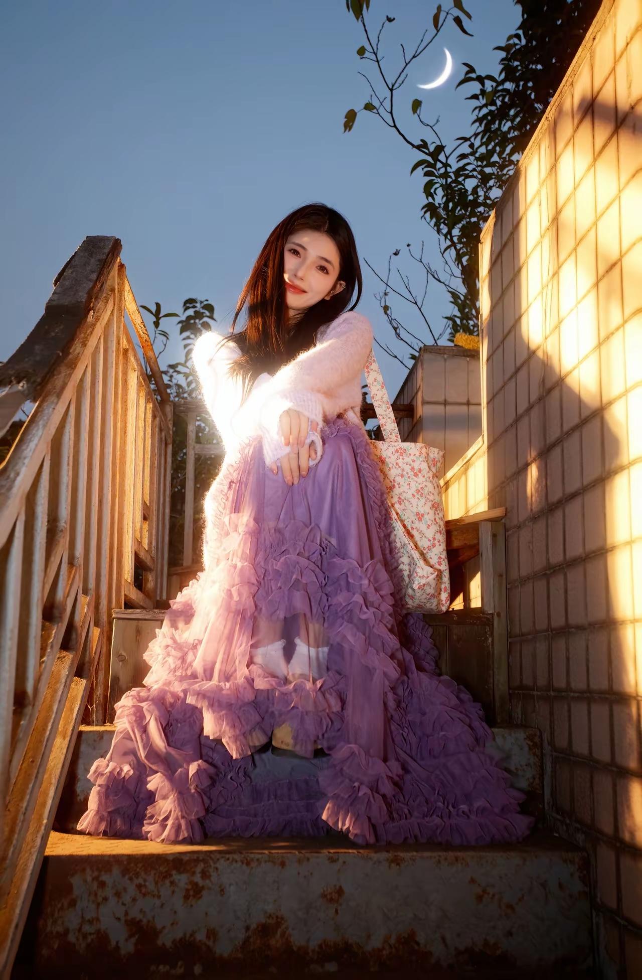 梦幻紫裙少女，漫步在夕阳下的楼梯间，唯美浪漫。
