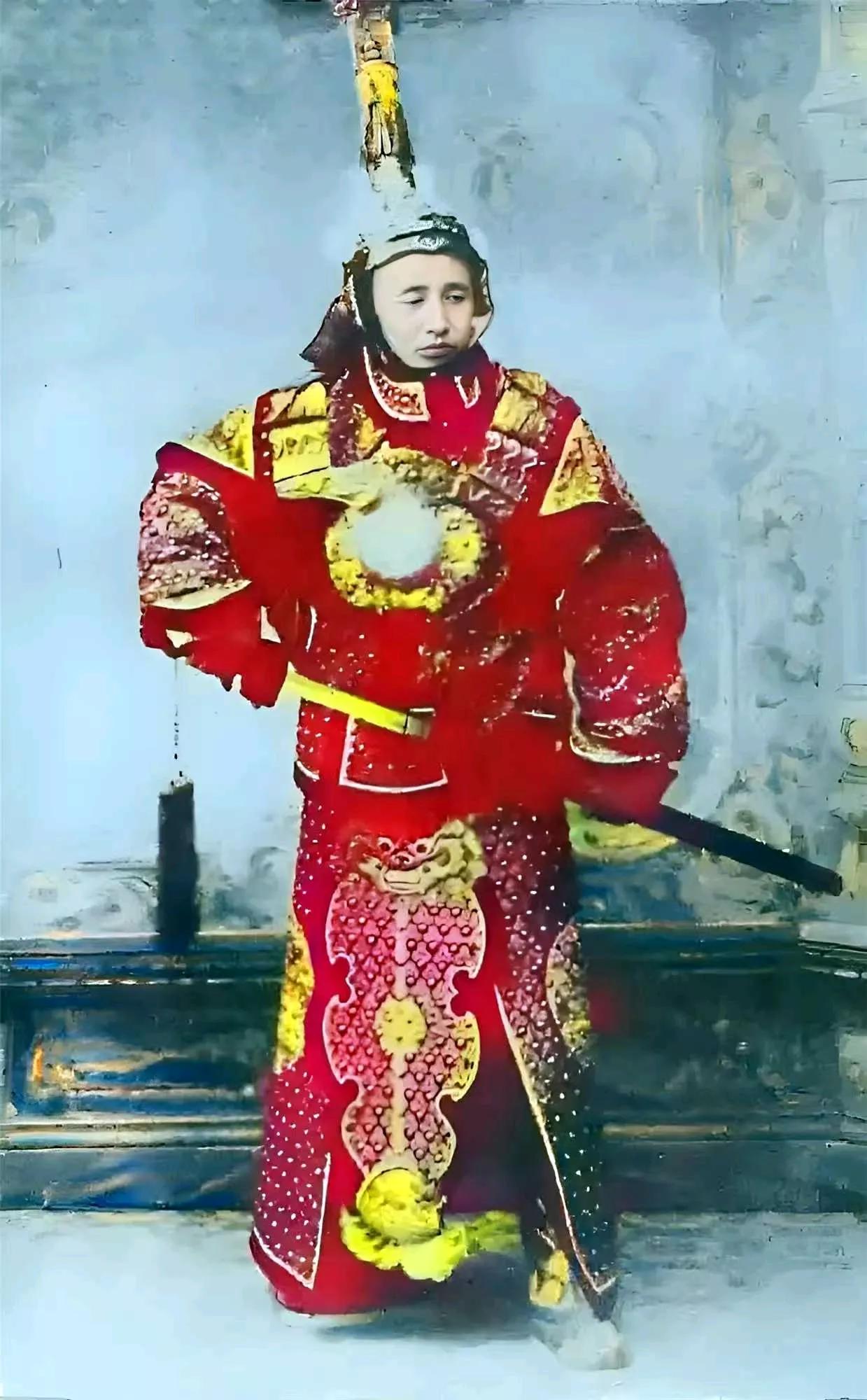 这位身穿甲胄，手持宝剑的将军正是明朝大将袁崇焕的七世孙袁寿山。他的父亲袁富明阿也