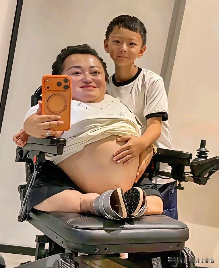 李喜梅儿子读小学了，她又怀孕了，可黑粉说她怀不上，假怀孕，她希望大家口下留德，她