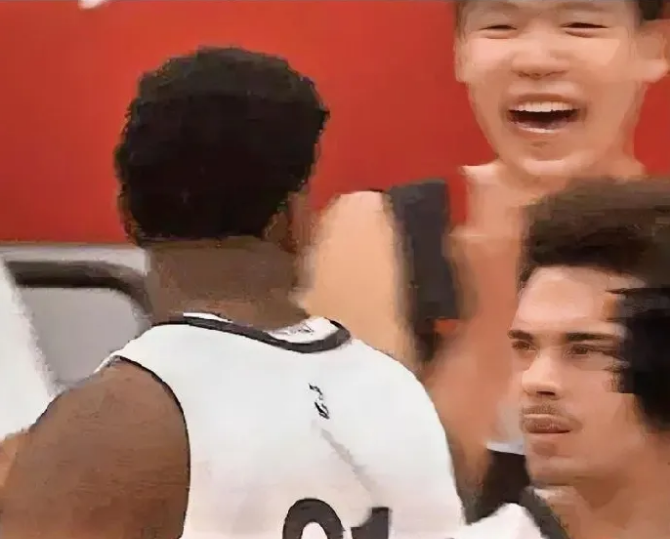 哈哈哈，这一幕真的搞笑，杨瀚森也是个爱搞对手心态的活宝。在鹈鹕中锋米西被吹技