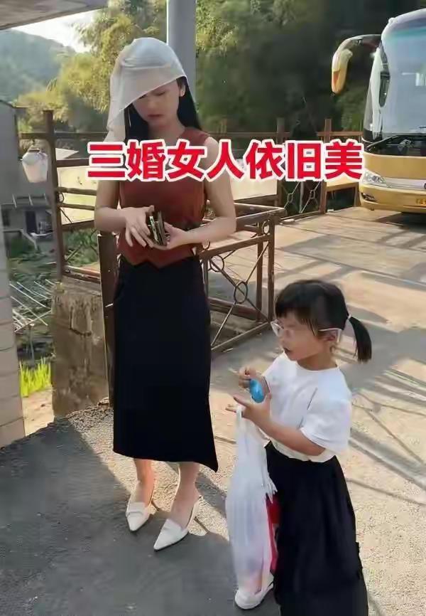 三婚嫁对人是什么体验？33岁男子晒妻女日常爆红网络，直言6年不腻，网友却吵翻了：