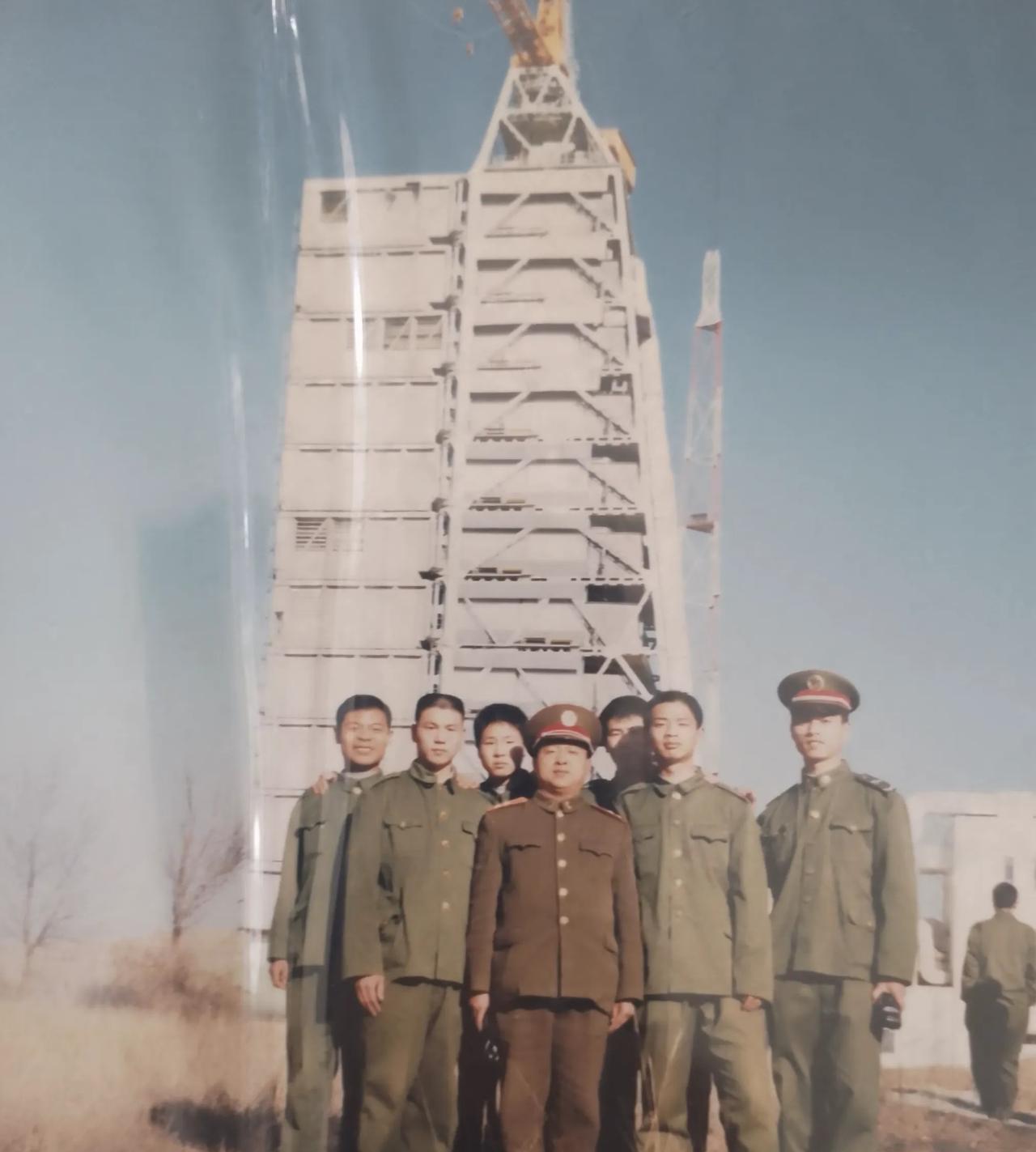 一张旧照片，军人背后是山西岢岚县的太原卫星发射场7号发射塔架，这座塔是太原卫星发