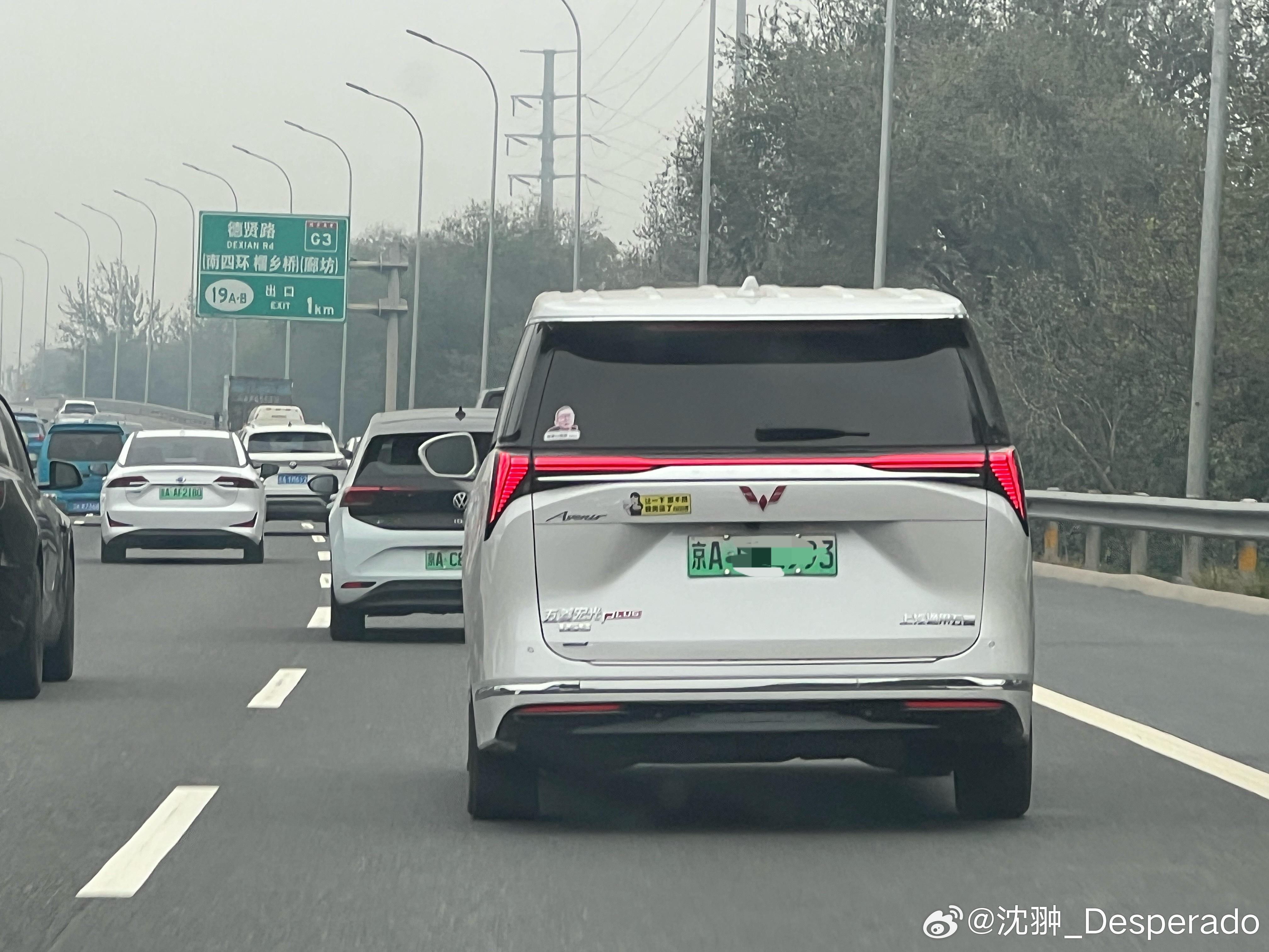 这别克GL8看起来太不对劲了。[doge]抽象值拉满了吧？别克gl8​​​