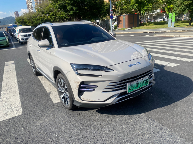 首次出险对方全责只报了商业险太伤心了，这个月提的车，今天被右边转弯的车给碰到了