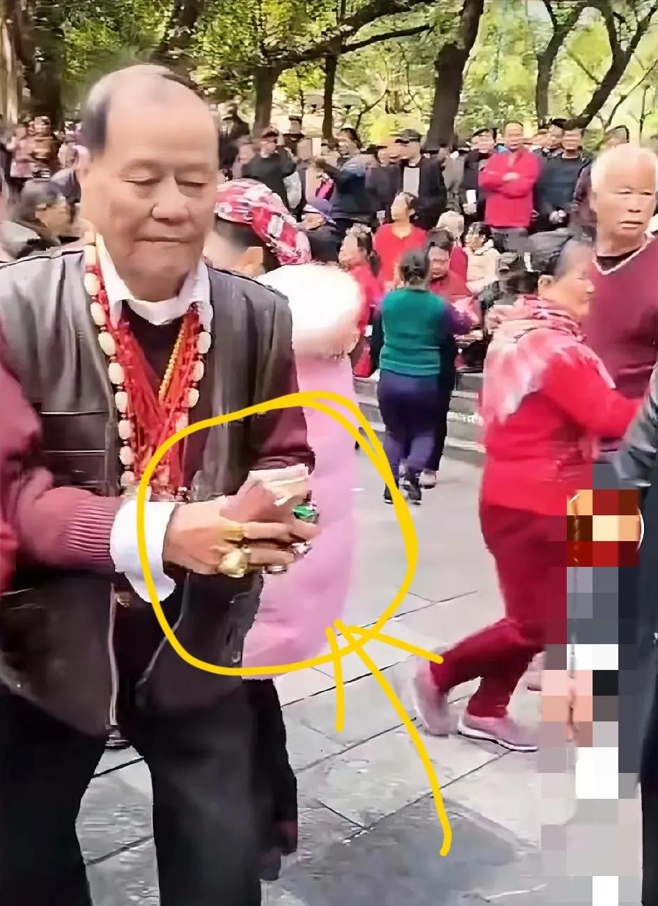 我楼下两老人，两人退休金加起来超过3万，还在涨，雇了一个月薪7000的保姆。再这