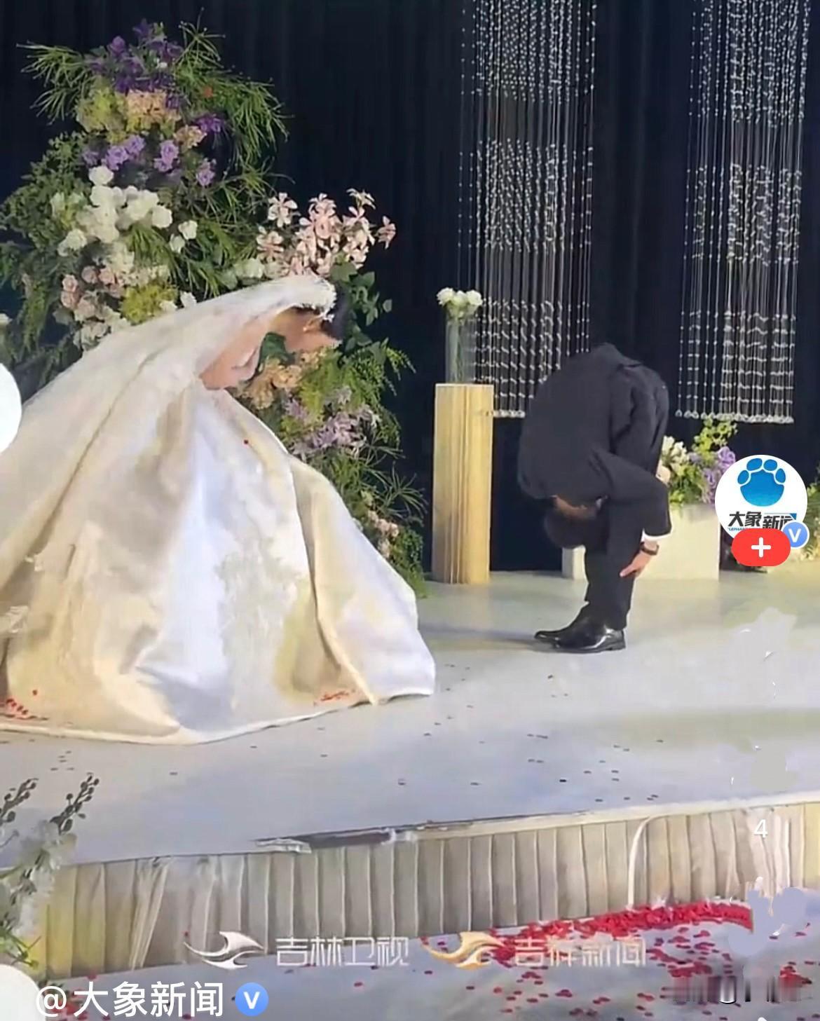 笑不活了……近日，河南一婚礼现场夫妻对拜环节，主持人经典喊话：爱的越深，鞠的越