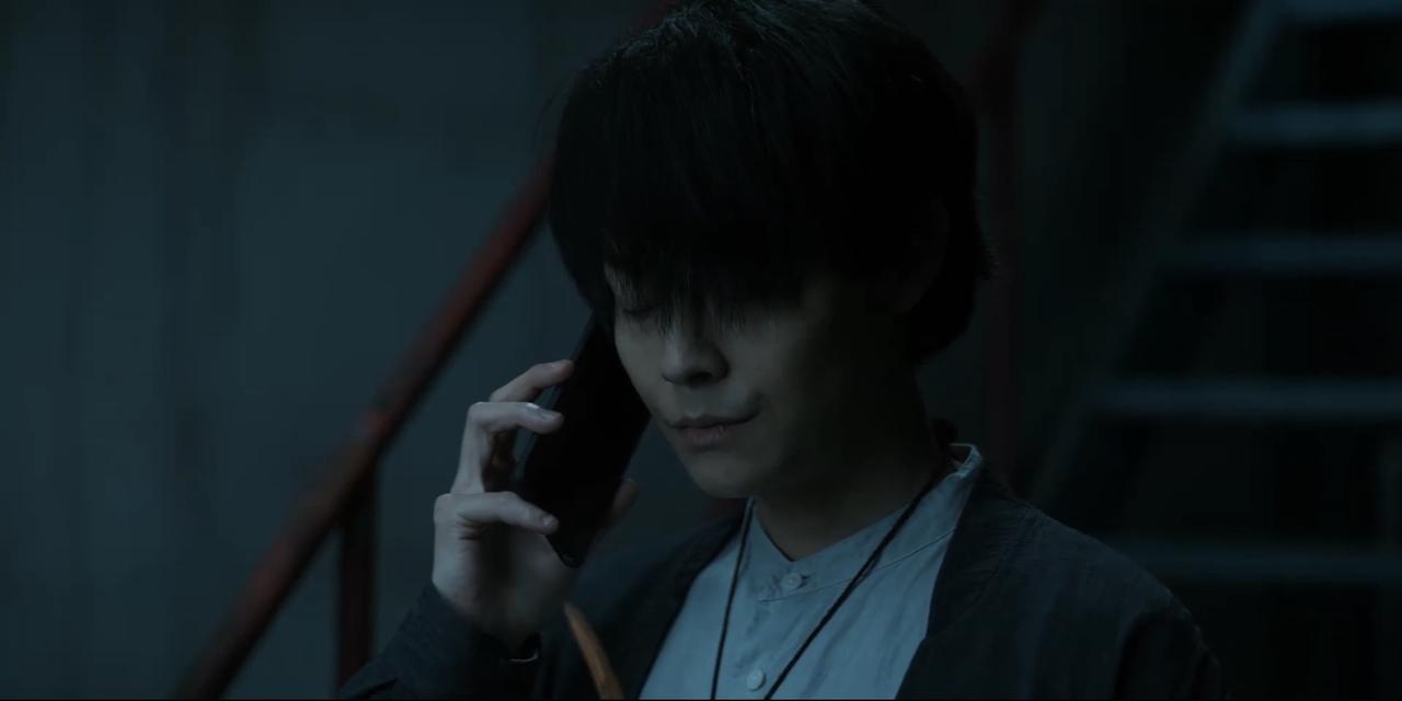 邢深的欲望和野心，比起地枭更让人毛骨悚然。邢深和炎拓第一次打电话，同一场景邢