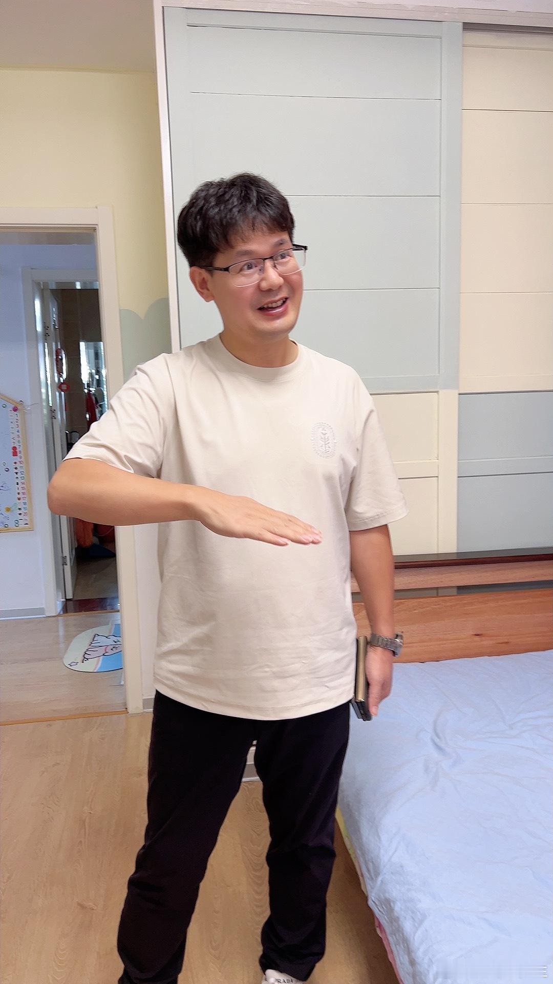 住房风水中，如果家里有属鸡和属兔的，要尽量规避正东或者正西开门或者见卫生间。如果