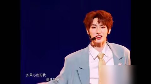 郭晓东被骂拖油瓶那阵，颜安干了件没人干的事，他把人拽进自己队里。歌一个字一个字教，舞半个动作半个动作