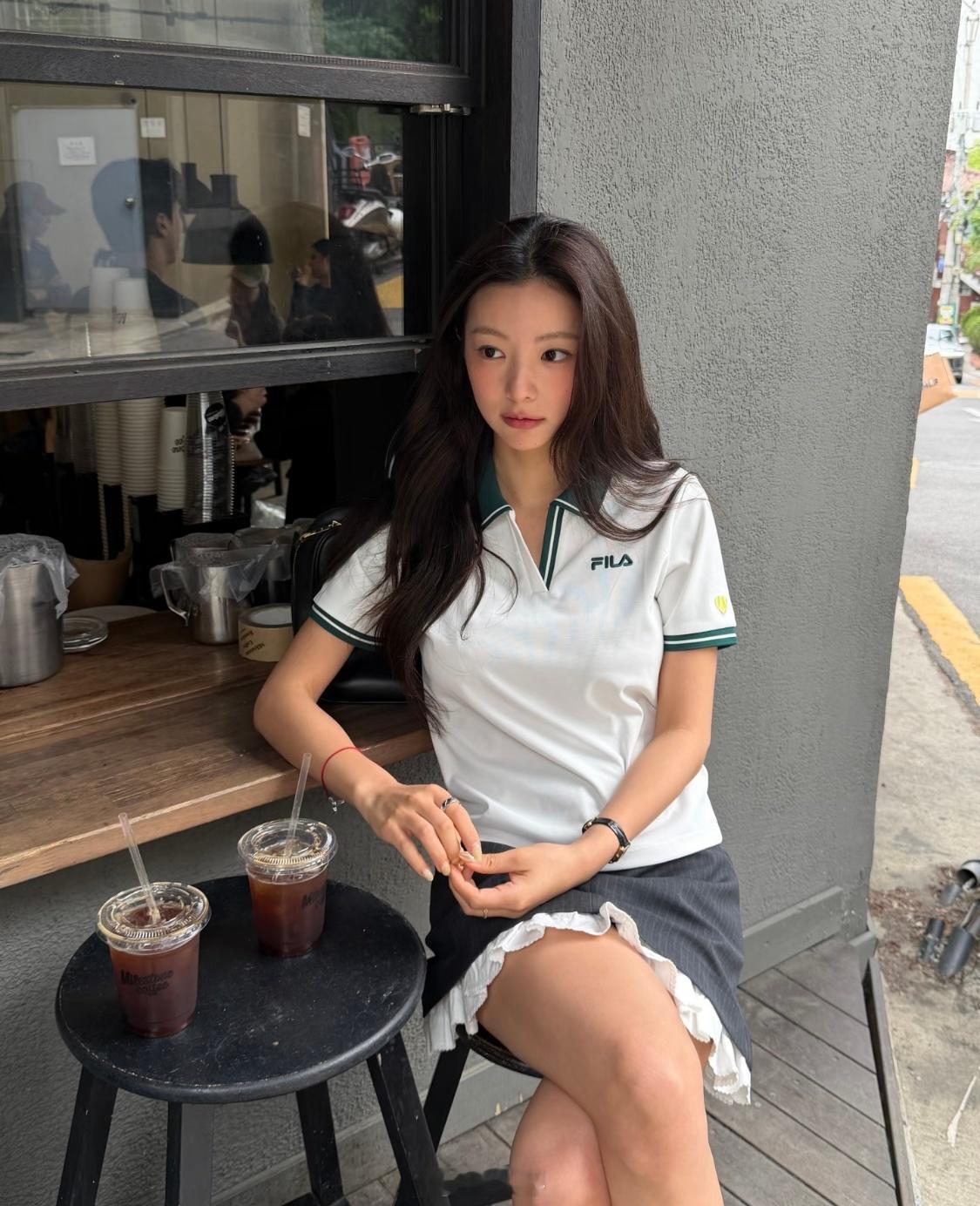 刷到一个好看的小姐姐一个人点了两杯咖啡一杯是美式另一杯也是美式