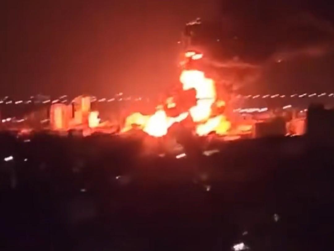 乌克兰无人机袭击了俄罗斯克拉斯诺达尔炼油厂，燃起熊熊大火！#泽连斯基：俄军集结1