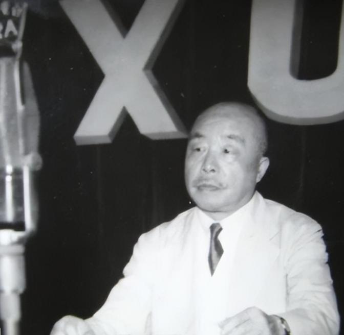 他一手把