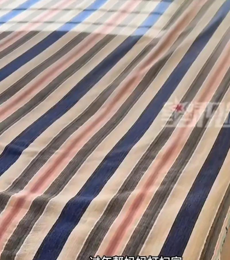 女子回家大扫除，发现妈妈的床上铺了八层床单，有新有旧，隔旧分层超讲究。她说，前