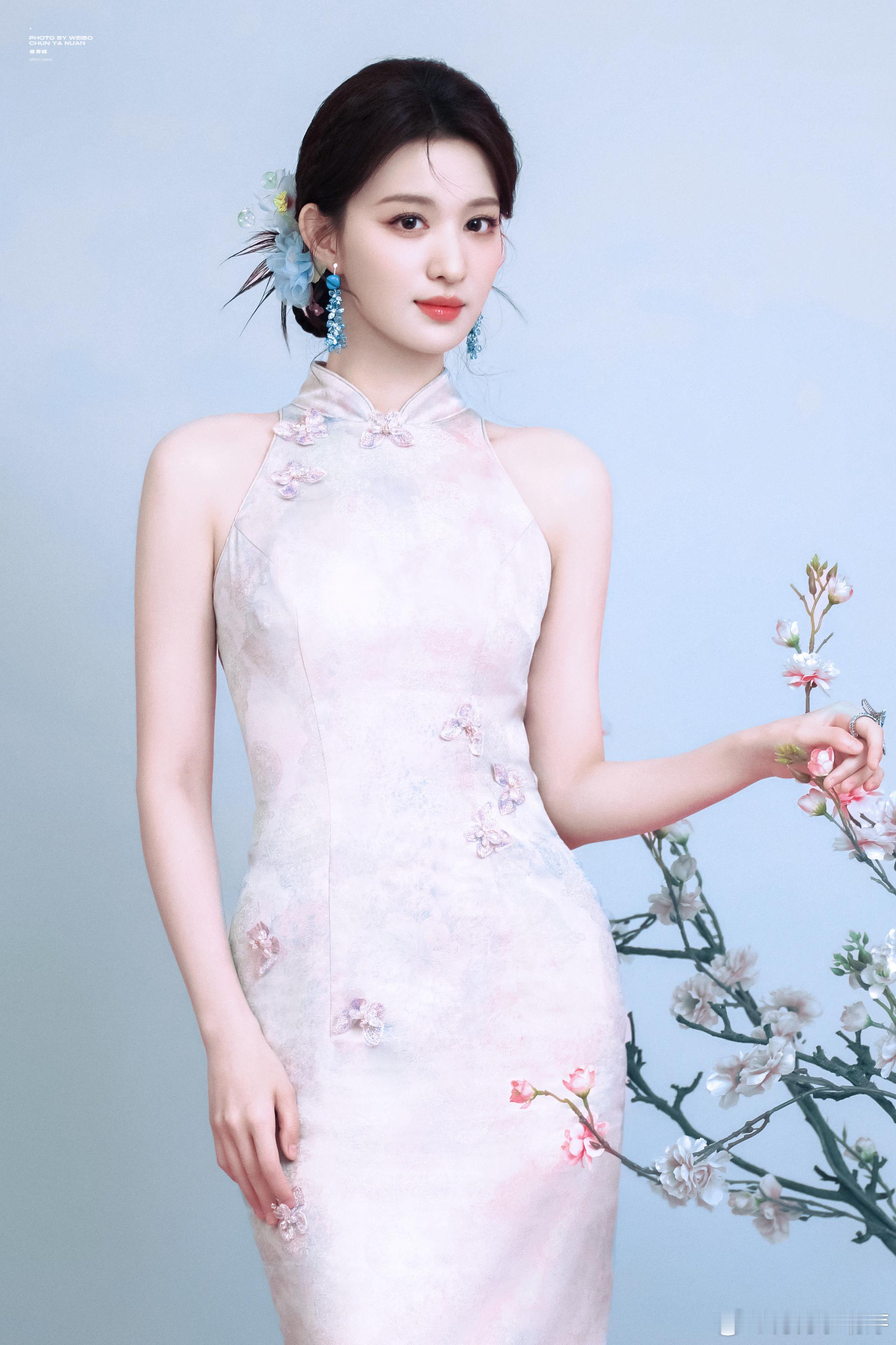 王楚然好有韵味的东方美人一袭旗袍勾勒曼妙身姿，眉眼温婉气韵动人。王楚然完美诠释东