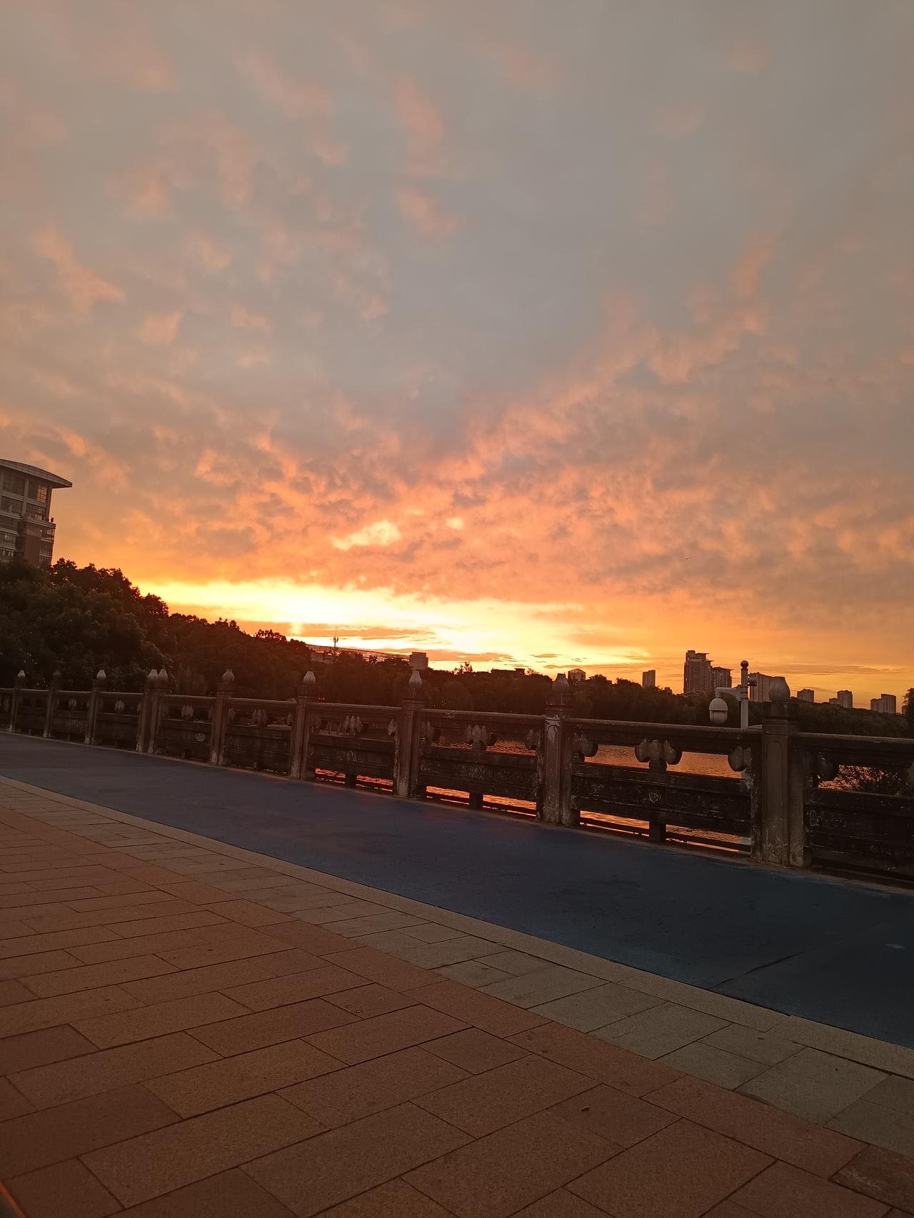 黄金贵，既不能吃也不能喝。珠宝贵，除了好看一无是处。2万的大衣和200的棉袄