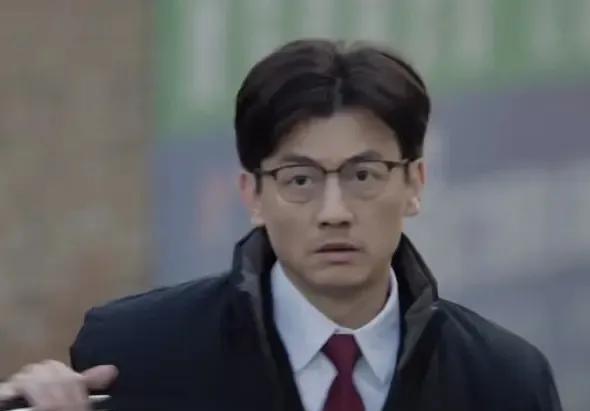 一直以为是退圈了，没想到是发型变了，根本没出出来。之前很多人都刷到的跪台阶，男