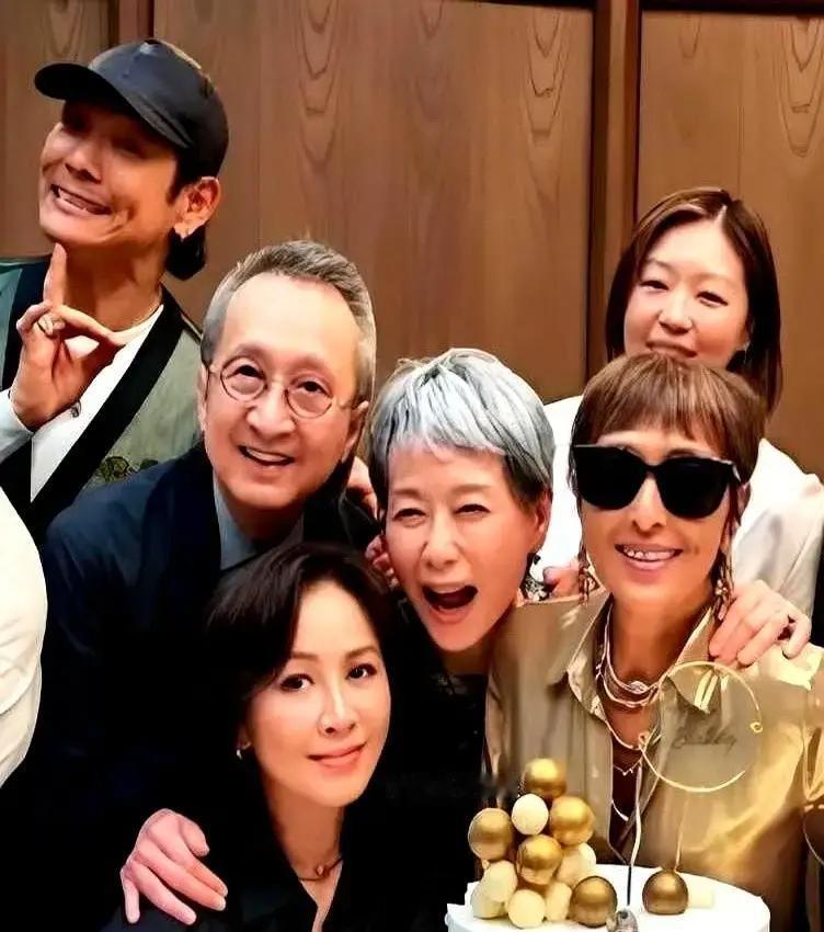 现场是顶配的名利场：邱淑贞手上那颗巨型钻石耀眼，刘嘉玲佩戴高级定制珠宝在人群中穿梭，人人都在用光鲜和