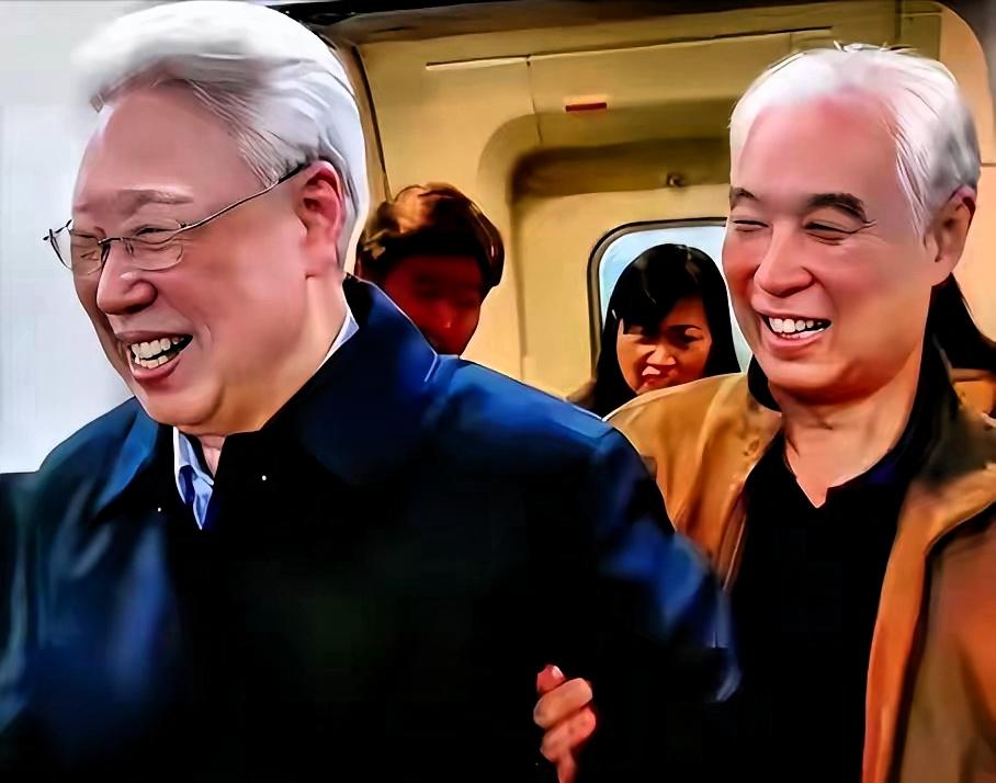 2016年10月，85岁的红旗渠缔造者杨贵，在儿子的搀扶下重回林州，父子二人都已