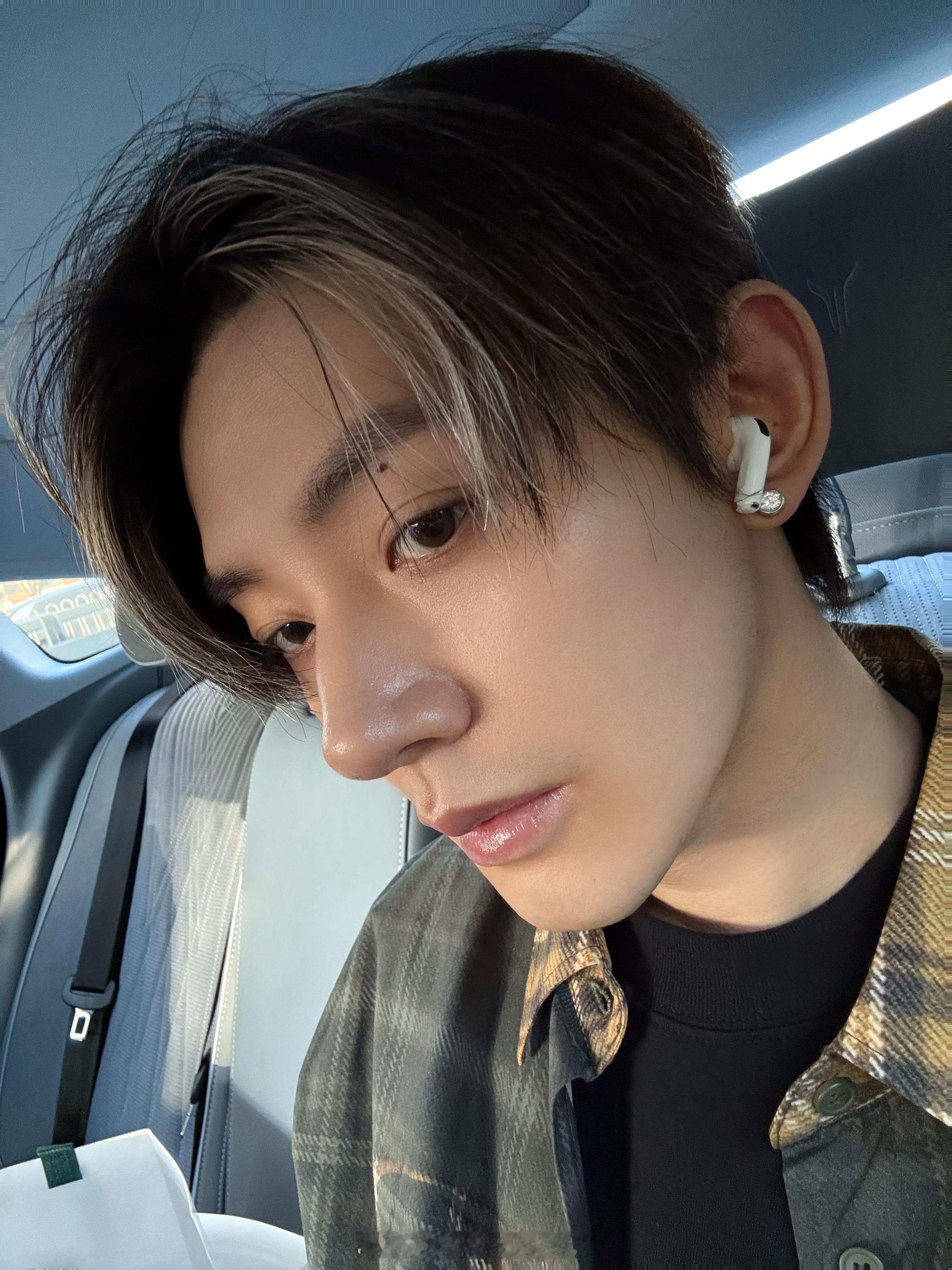 邓为新鲜自拍来啦！死亡角度也可以如此帅气哈哈[爱心][爱心]​​​