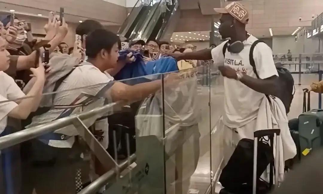 申花从主力前锋米内罗受伤到替换外援到达上海才用了几天？文旅和久事都是国企，虽然