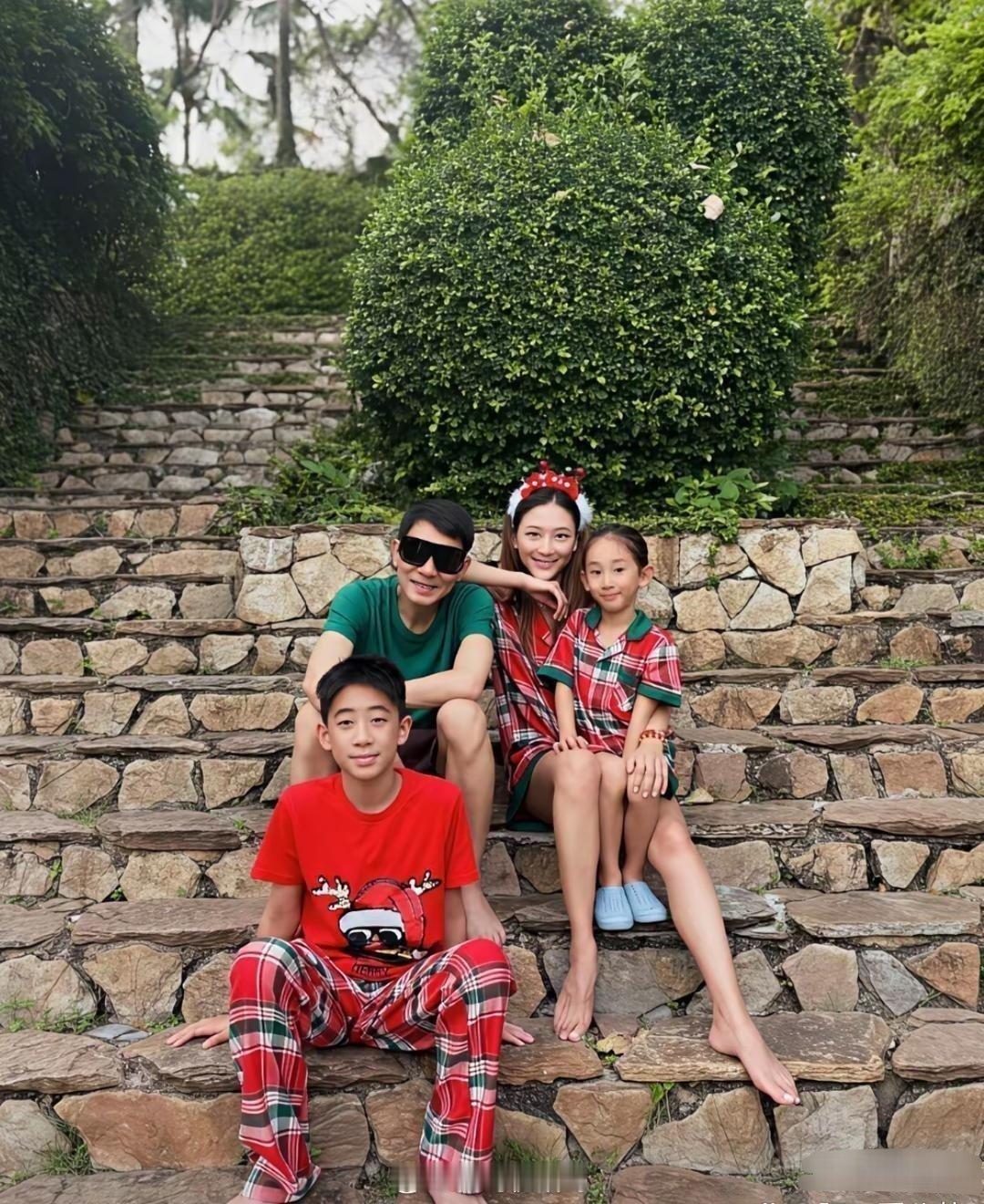 陈﻿小‎春和应采⁠儿晒全家⁠‎‎福，‎‎没想到应﻿采﻿儿的⁠脚﻿﻿‏火出圈了