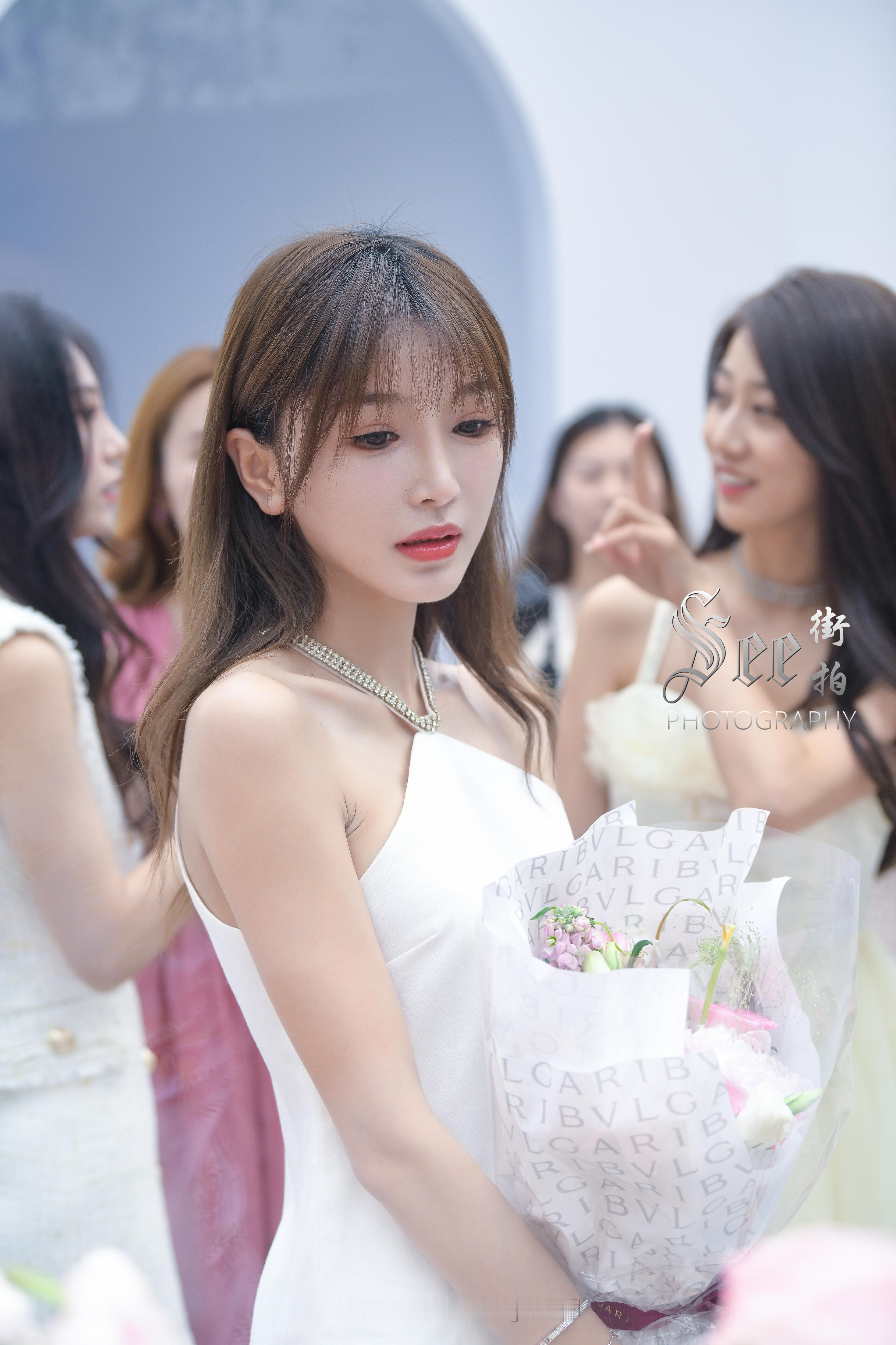 白裙气质女神~~​​​