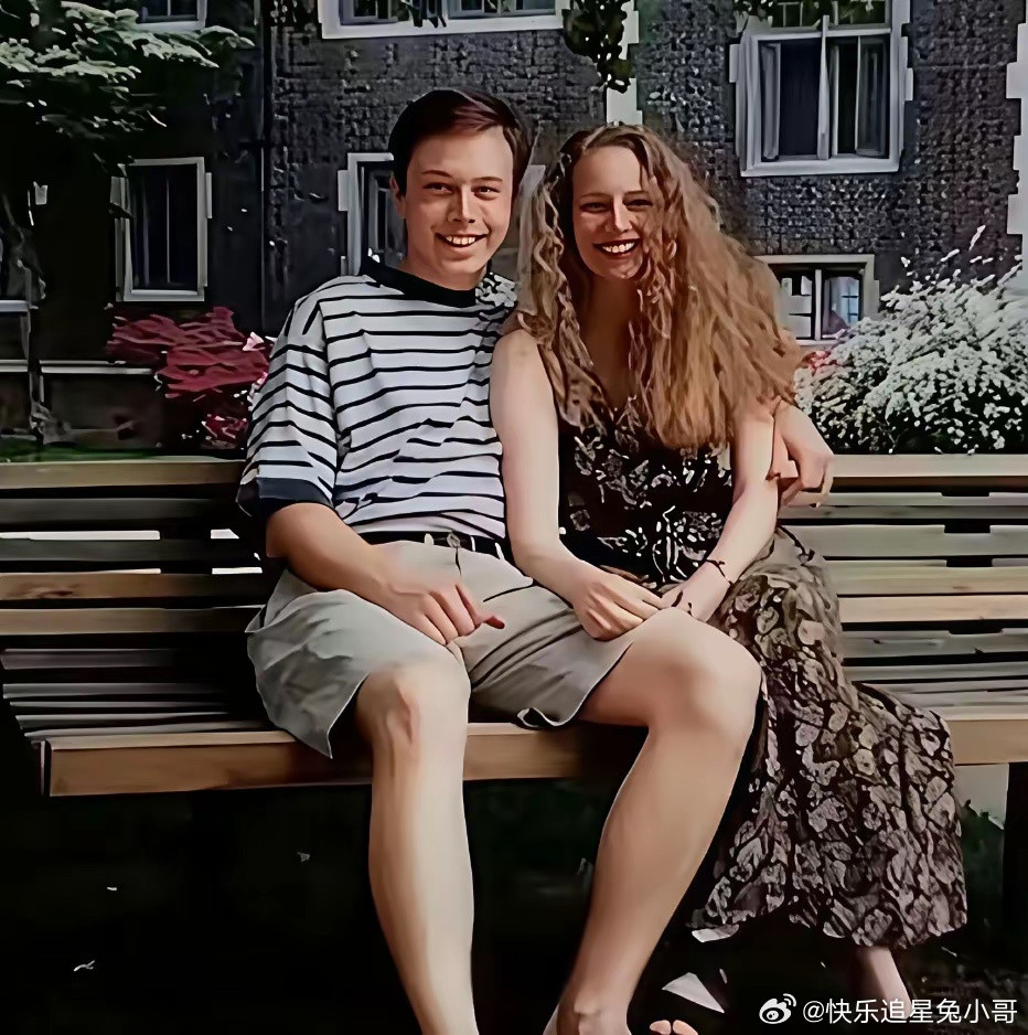 马斯克在宾夕法尼亚大学就读时与校友也是第一任女友的一张留影，据传这张留影卖了11
