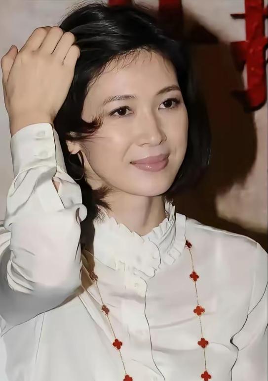 童蕾三年拍了18部戏，主角配角通吃，网剧照接不误，出场费才报价15万。老公出事前