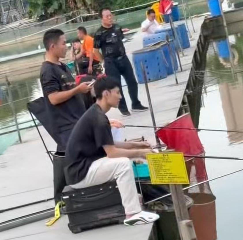 有趣，广东队放假，徐杰去钓鱼，半天没有钓到鱼！广东队打完与江苏队的比赛之后，由