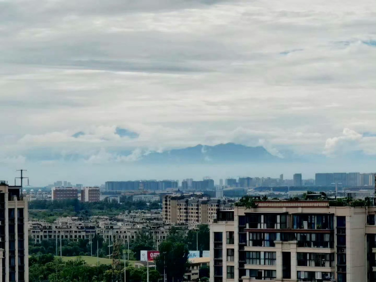 成都人原来真的可以在家看雪山在好朋友郫都区的房子住过一晚，靠近西南交大新校区，