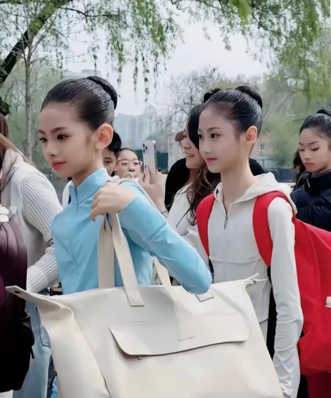 这些是准备报考北电表演系的舞蹈生，一个个气质出挑。总觉得学舞蹈的孩子有种与生俱