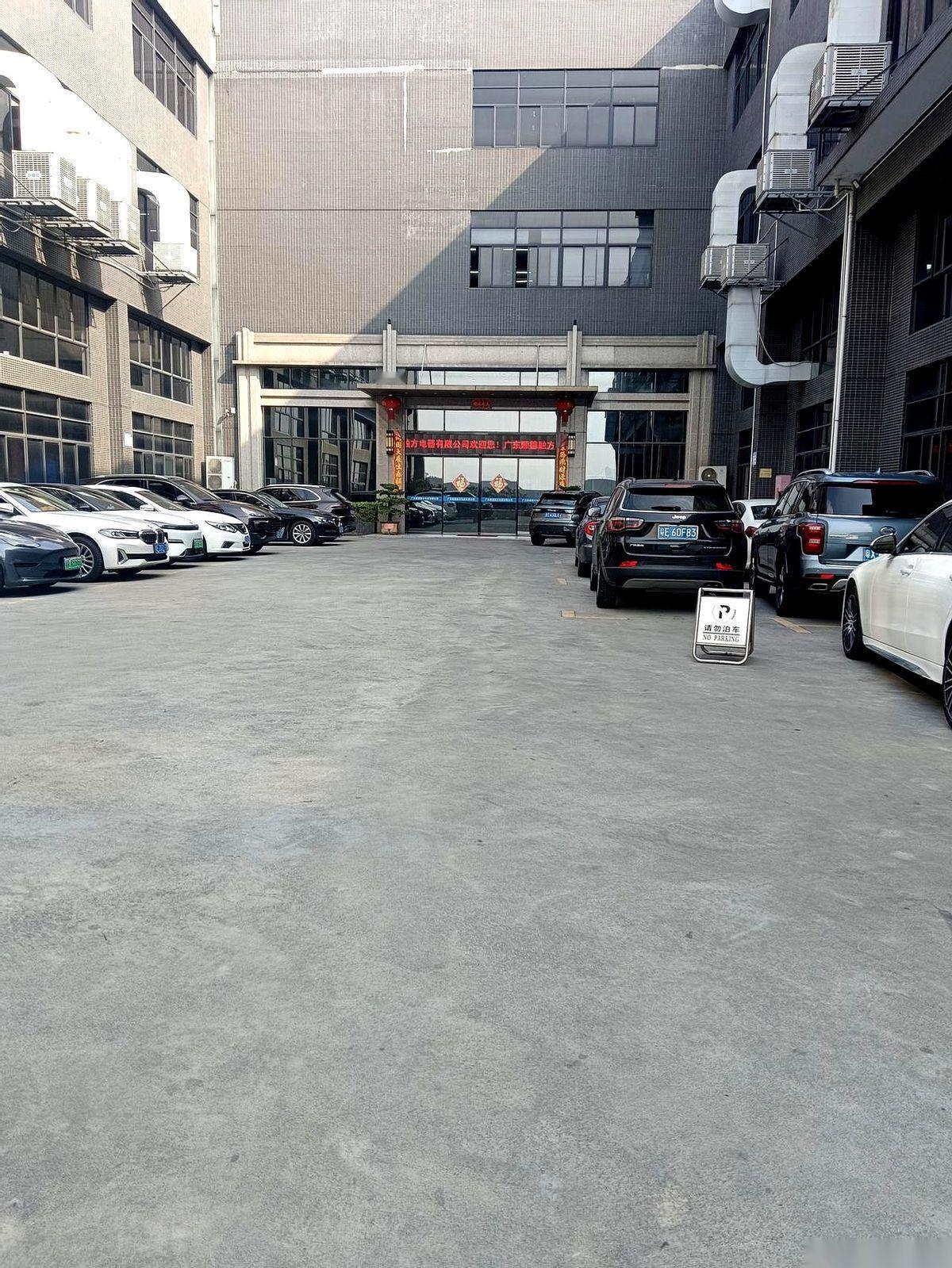 我跟你说个事儿，你都觉得离谱。上班在一楼，食堂在顶楼，五楼。你说但凡这老板自