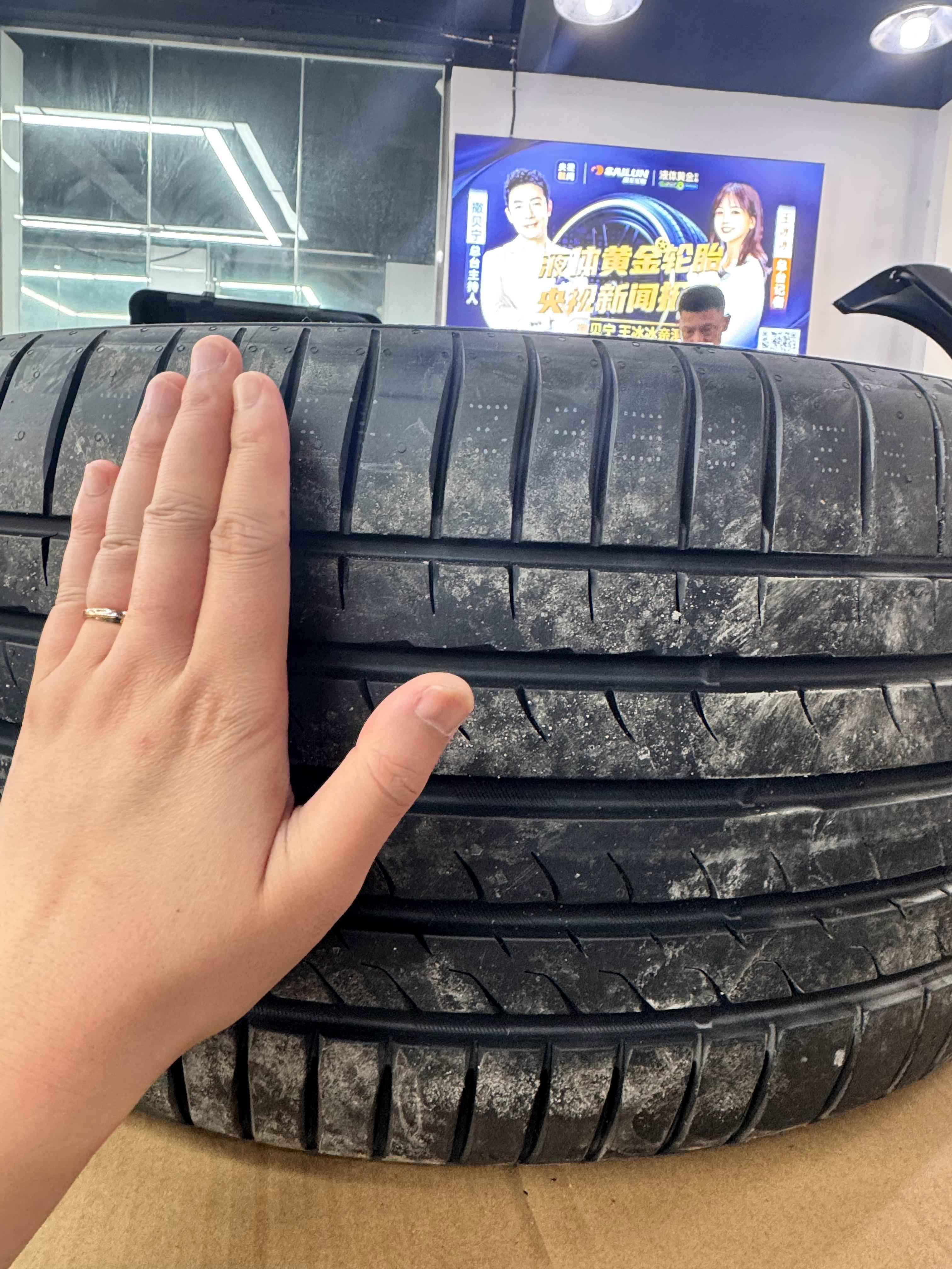 295/35R23的胎，第一次直观感受！真的巨大无比！奔驰GLS改的轮毂…..